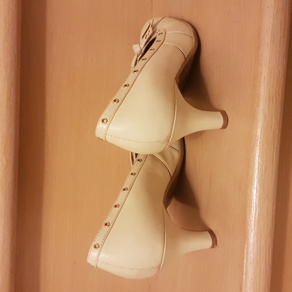 Aerosoles Cream Heels with Gold Accents - Picture 2 of 5